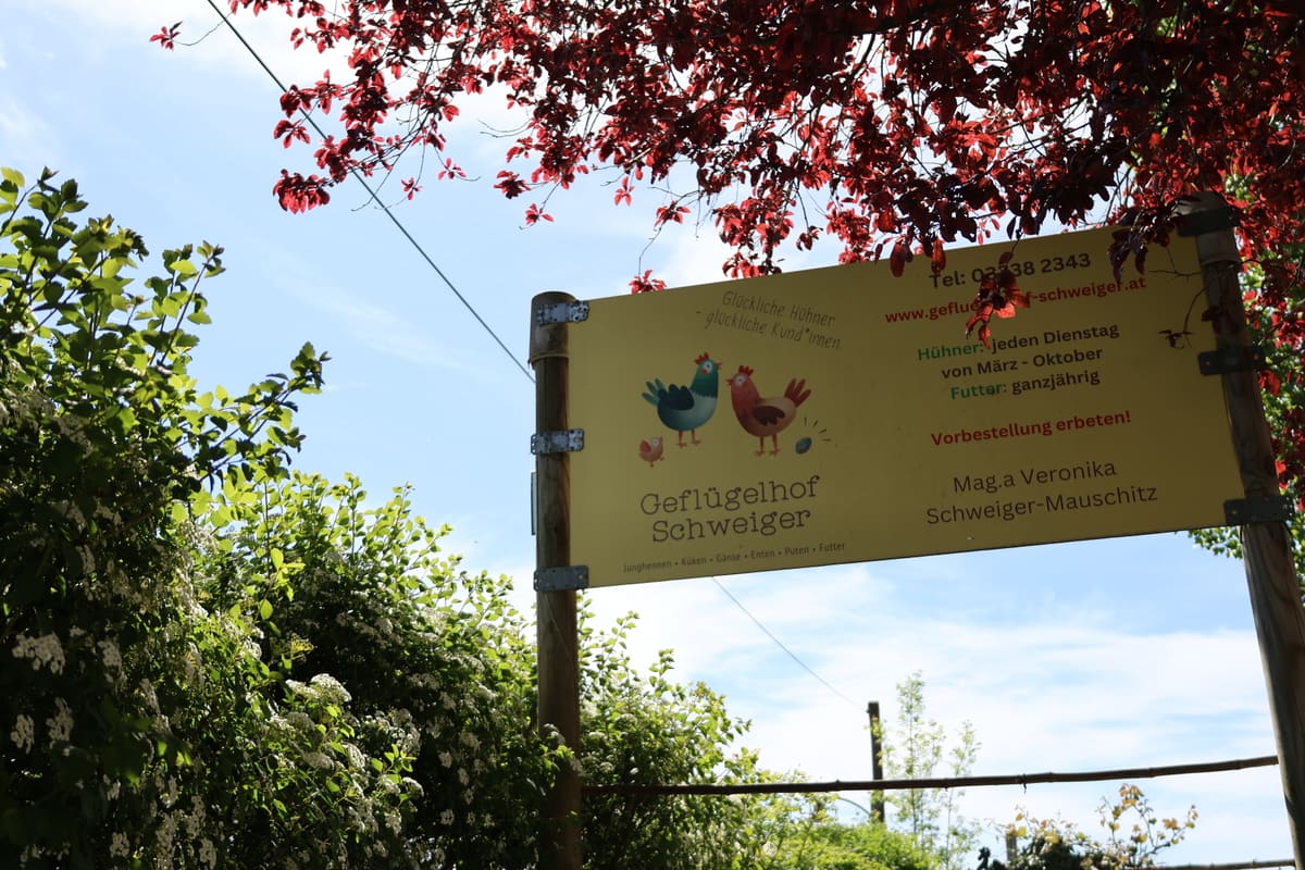 Hofschild des Geflügelhof Schweiger an der Zufahrt
