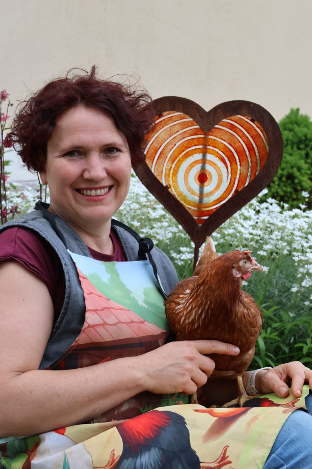 Veronika Schweiger-Mauschitz mit einer ihrer Hennen am Hof